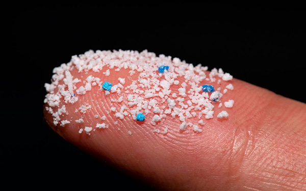 Microplásticos dedo